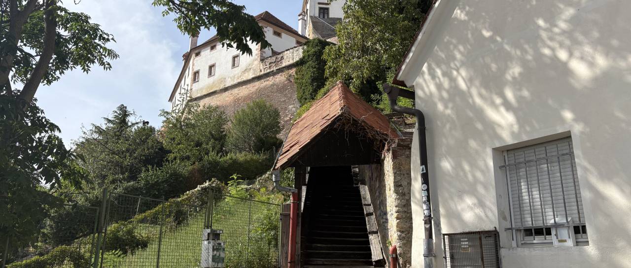 Pot s Ptujskega gradu v temi. Kakšna bo rešitev, odporna tudi na vandalizem?