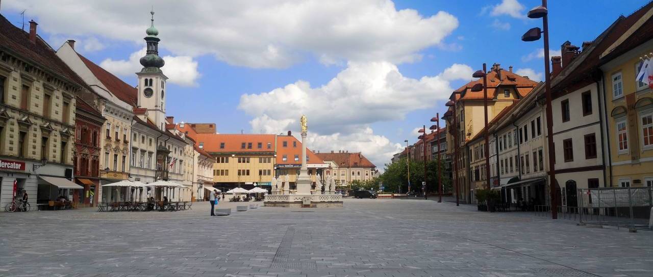 Takšna je realnost življenja v prenovljenem centru: Za serviserja je treba parkirišče »rezervirati« dan prej