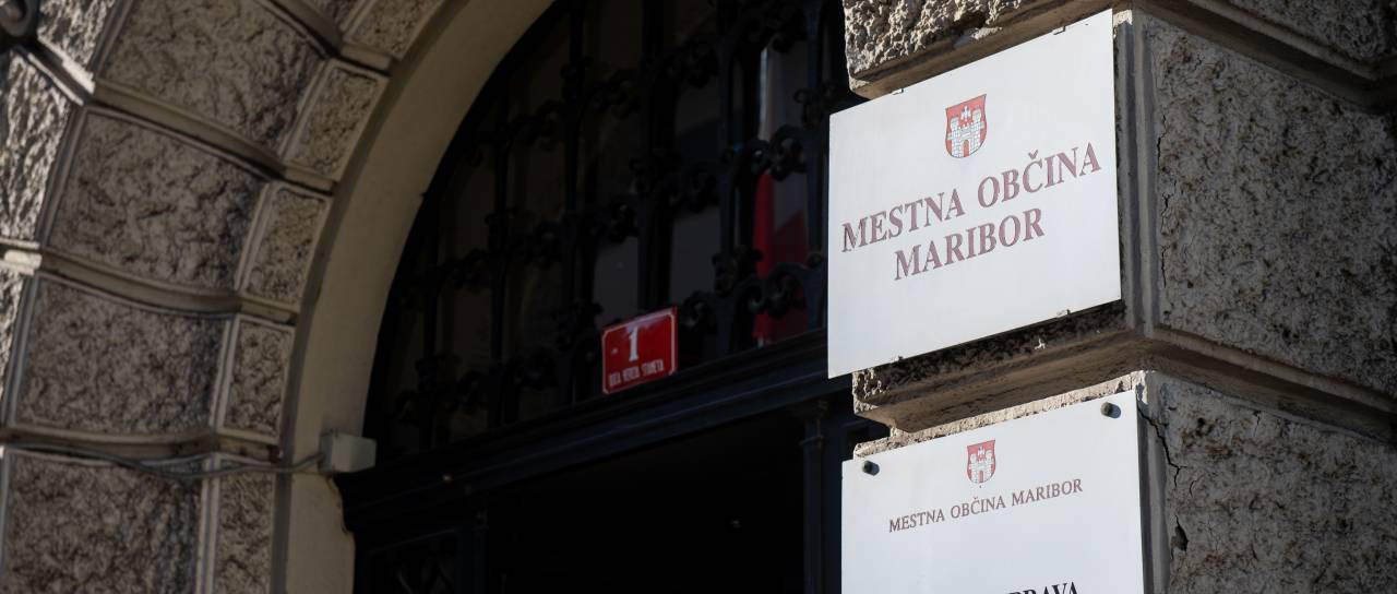Bi delali na mariborski občini? Iščejo nove sodelavce, znano tudi, koliko ponujajo