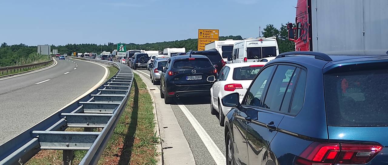 Zastoji po državi, pred Karavankami večkilometrska kolona