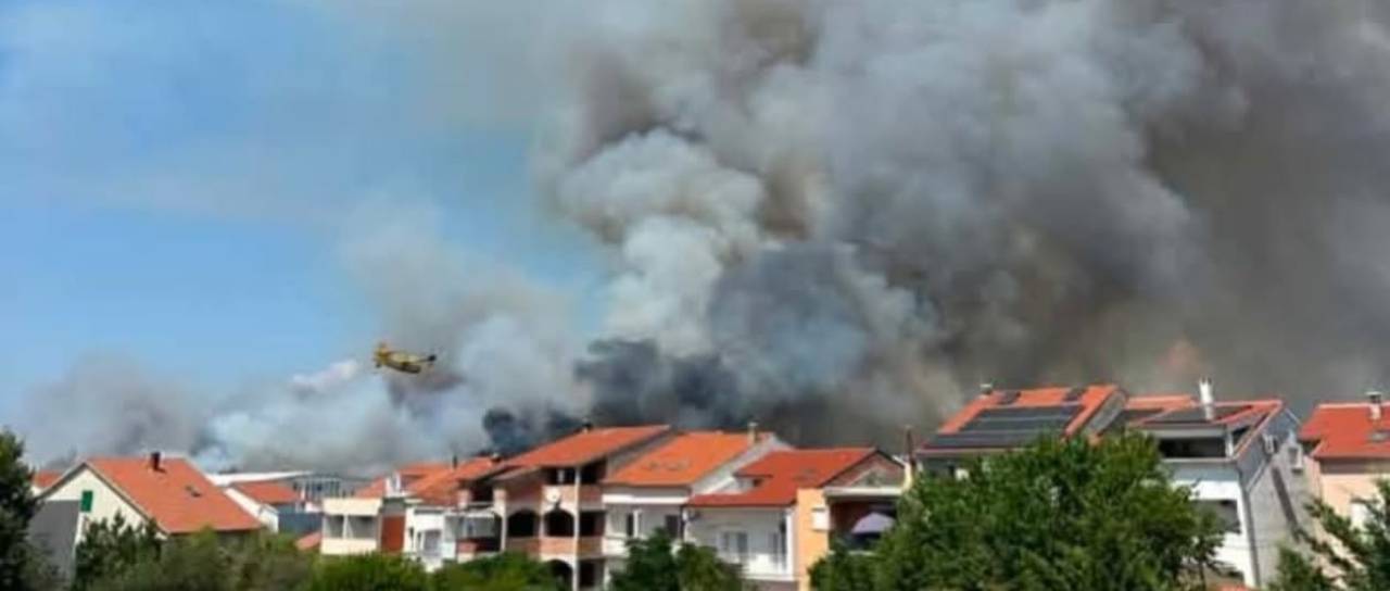 FOTO in VIDEO: Pri Zadru izbruhnil velik požar, gasilcem pomagajo štirje kanaderji