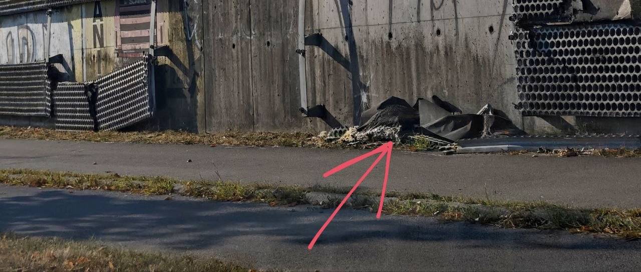 Skoraj je padel s kolesa, poškodovana ograja na Fužinah pa še vedno čaka na sanacijo