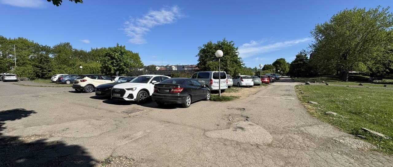 Na zelenici, pločniku ali kolesarski poti? V Mariboru takšno parkiranje ni brez posledic