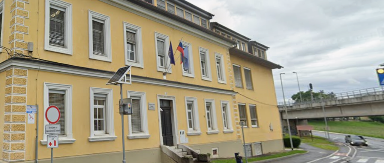 Zaradi romskih učencev razdelili otroke? Ravnateljica Osnovne šole Šmihel se je odzvala na očitke staršev