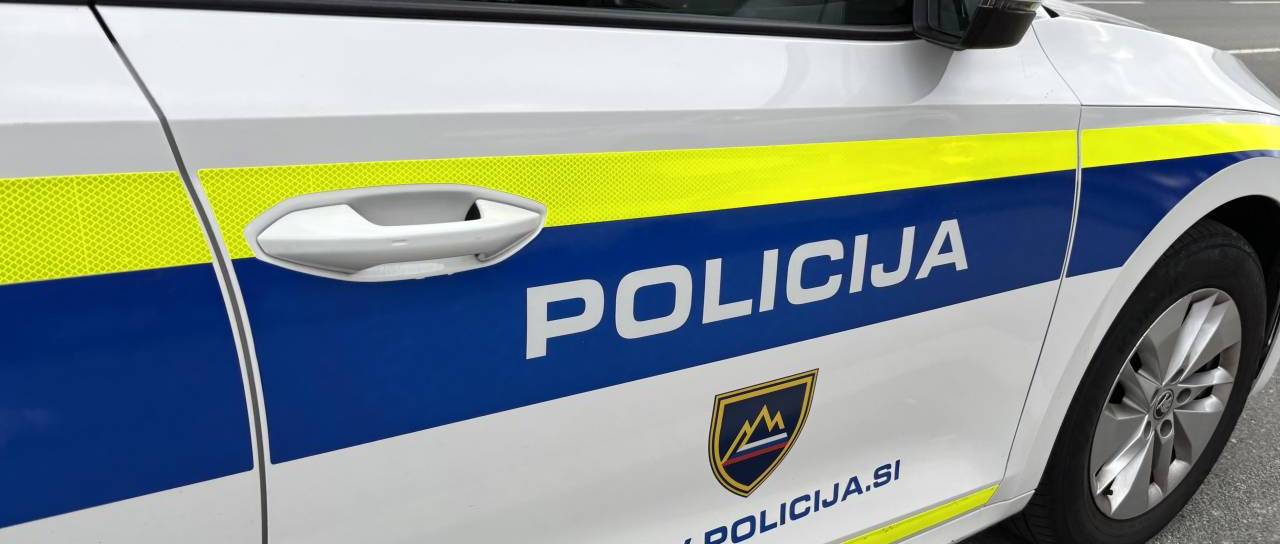 Pet tujcev, zloraba bančne kartice in zasežen avtomobil