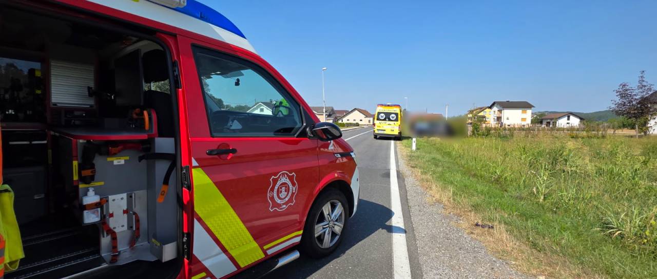Hudo trčenje avtomobila in tovornjaka v Cvetkovcih, dve osebi poškodovani