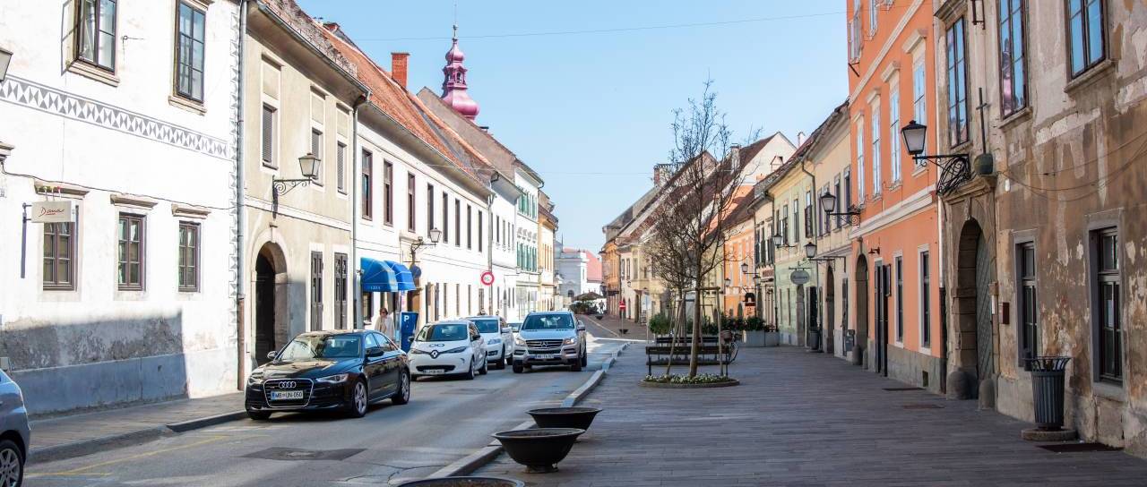 Prebivalci Prešernove ulice na Ptuju opozarjajo na pogoste prelete drona: »Počutimo se nadzorovane«