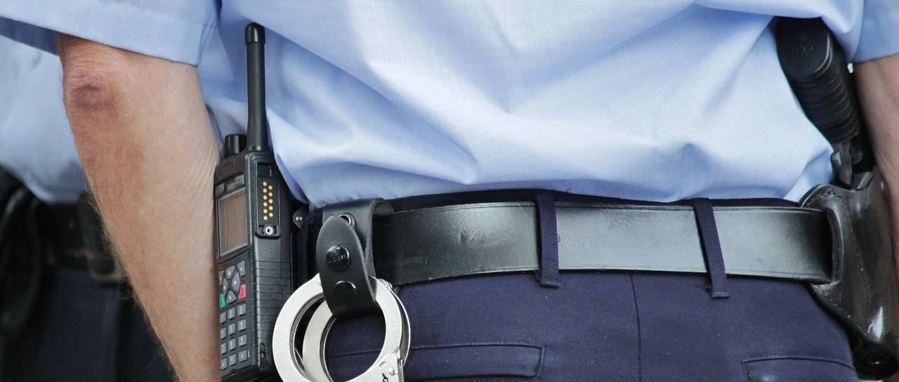 Kot v filmu: 19-letnik bežal pred policijo, divjal skozi mesto in trčil v policijsko vozilo