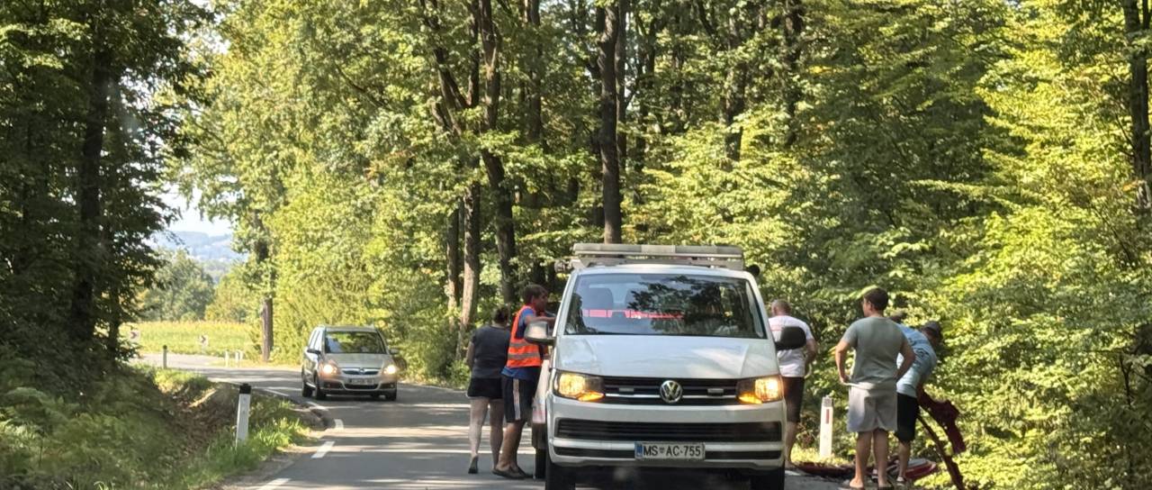 FOTO in VIDEO: Zletel s ceste pred Kruplivnikom, voznike opozarjajo naj pazijo 