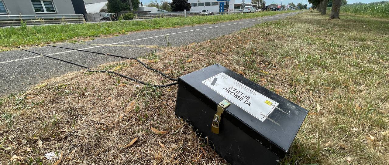 Na Tišinski cesti postavili števec prometa, preverjajo kolesarje