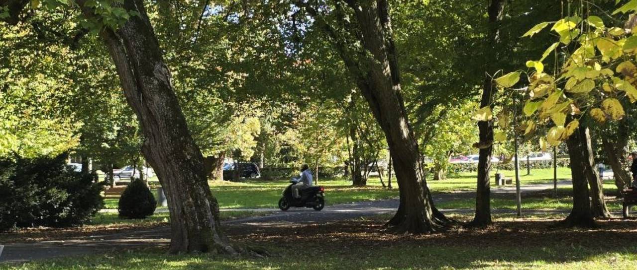 Kamere in zaklenjen park ponoči? Sobočanka razkrila, zakaj si vanj ne upa več