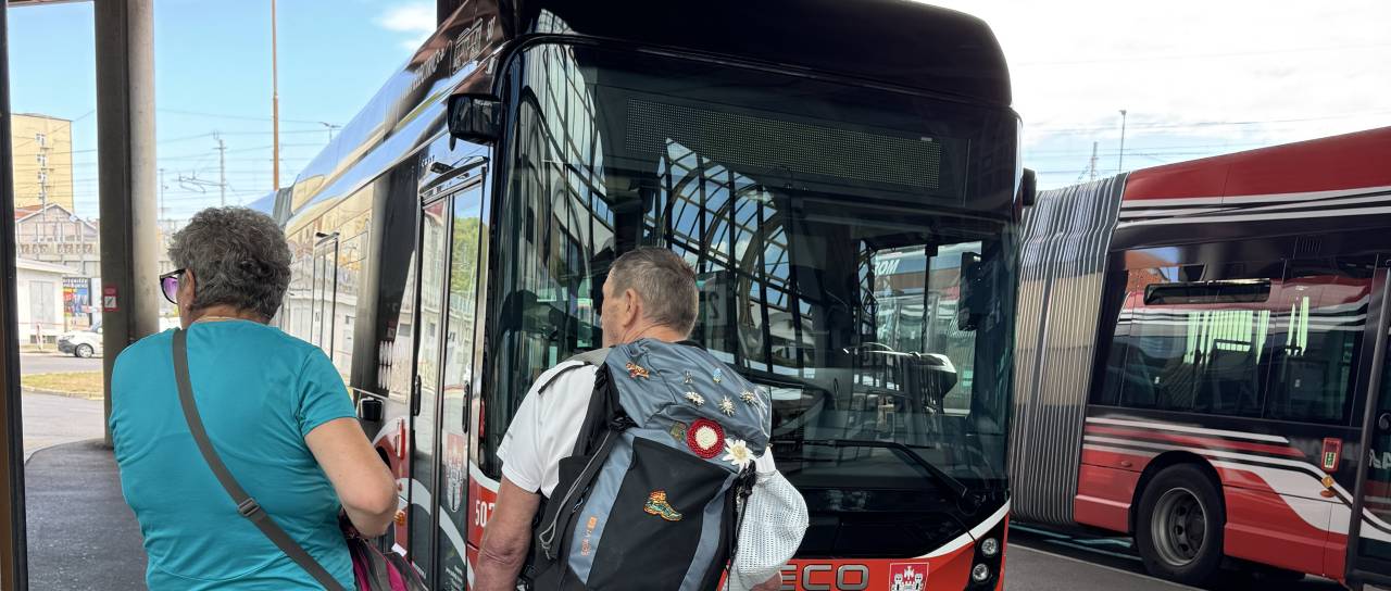 Mariborčanka zgrožena: Zaradi plastenke vode ji voznik naj ne bi dovolil na avtobus, sledil prepir