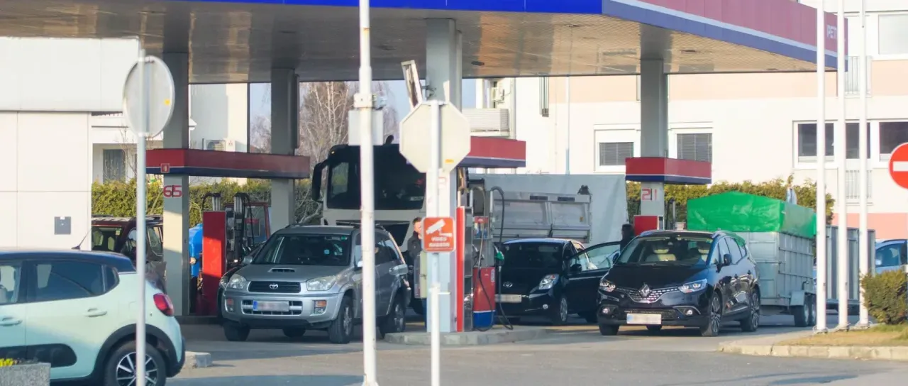 Drama na Dolenjskem! Sredi popoldneva na Petrolu zabadal očima, ustavil ga je pogumni občan