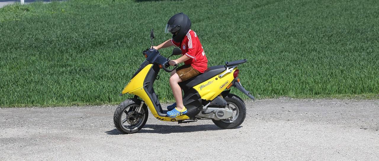 Divjanje z mopedi po središču Ptuja: v enajstih dneh šest kršitev, vozniki se izogibajo redarjem