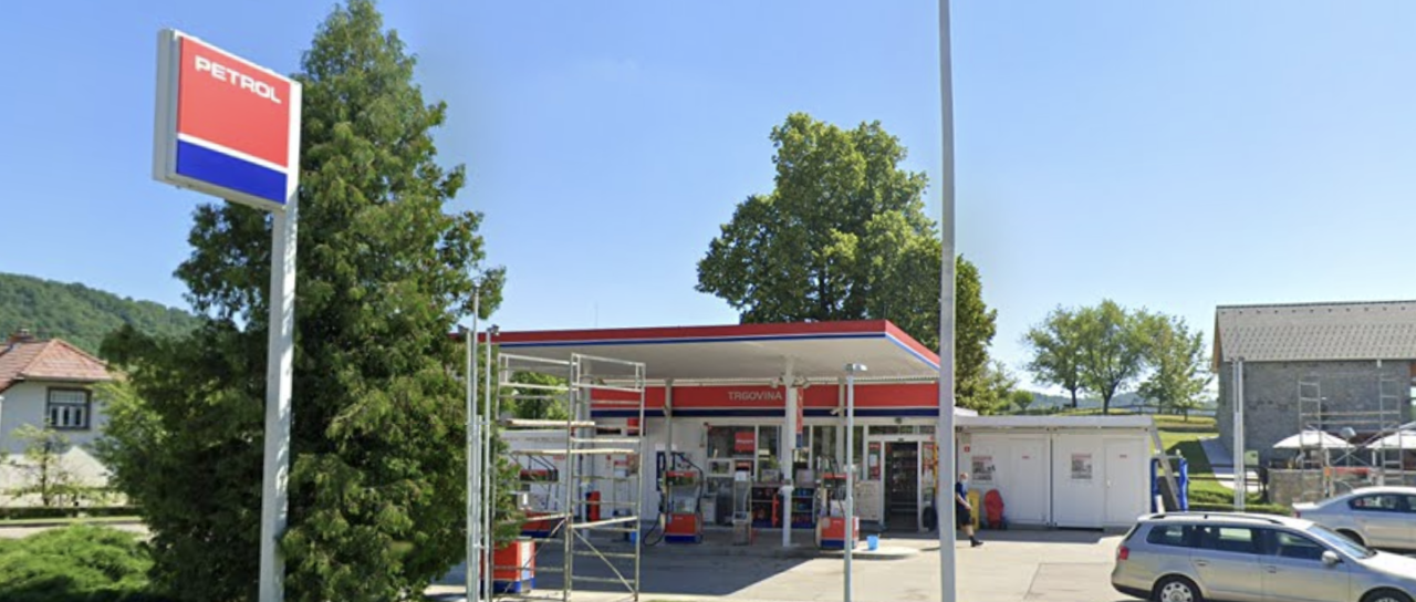 Drama na Dolenjskem! Sredi popoldneva na Petrolu zabadal očima, ustavil ga je pogumni občan 