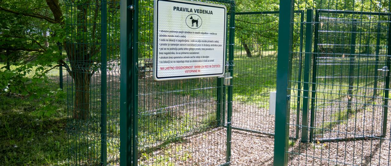 Lajanje iz ptujskega pasjega parka razburja stanovalce: »Tukaj je postalo nevzdržno«