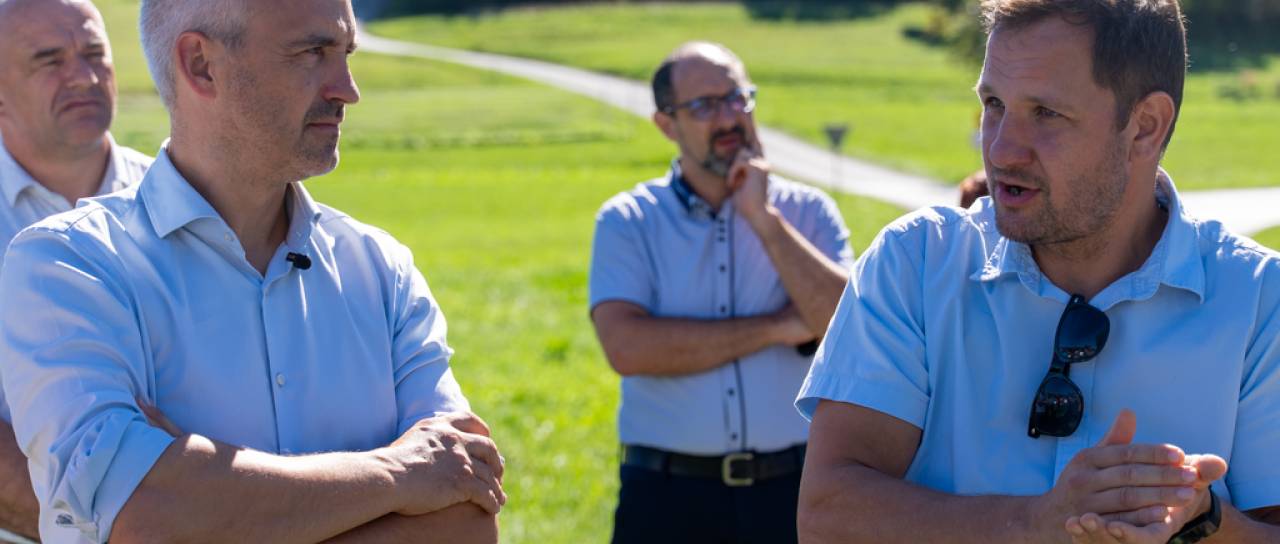 Minister na Cerkniškem jezeru: Kmetje opozorili na omejitve in posledice suše