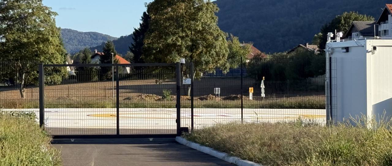 Kočevski heliport že dva meseca stoji, a helikopterjev še ni. Zakaj?