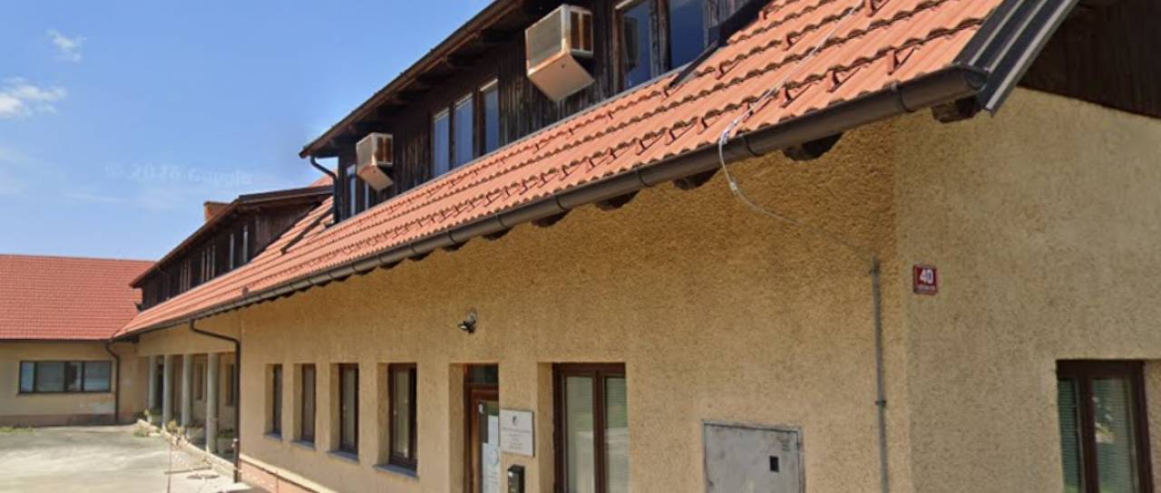 Zavod za gozdove pri Kočevju prodaja objekt z več kot 4000 kvadratnimi metri zemljišča