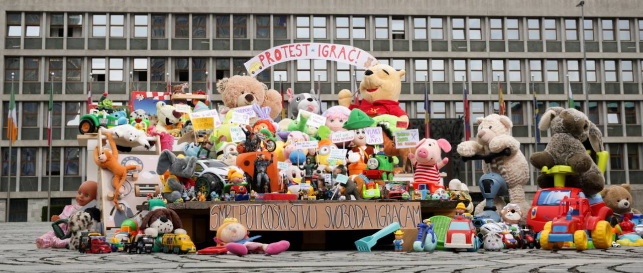 Slovenija letno zavrže skoraj 900 ton igrač, sistemske rešitve za njihovo usodo pa še ni
