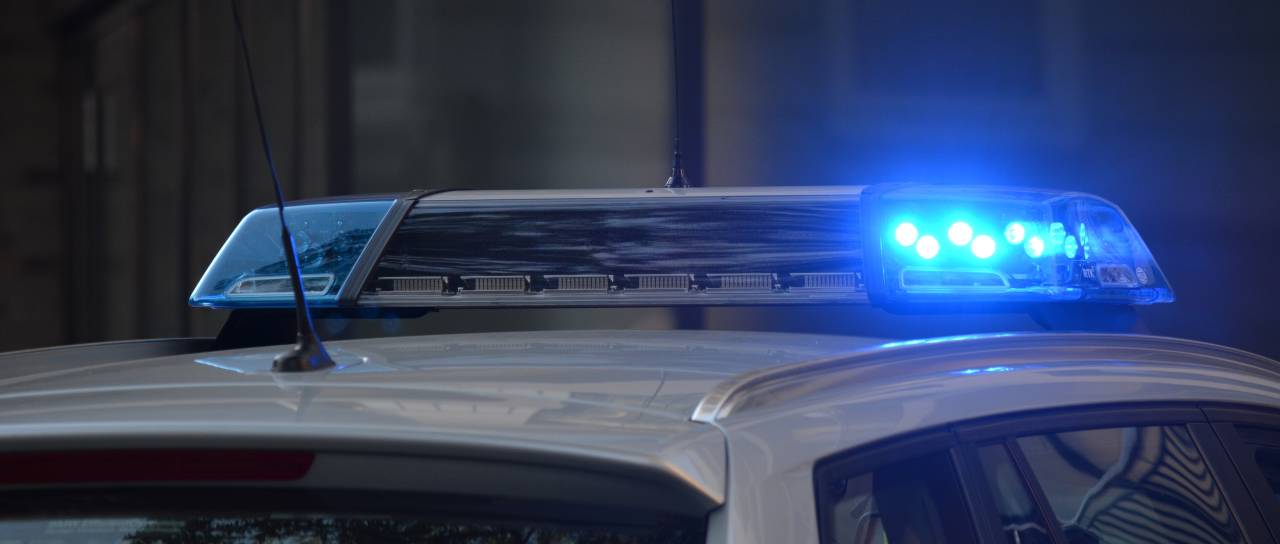 Ukradel alkoholene pijače, razbijal steklenice in kričal na stanovalce