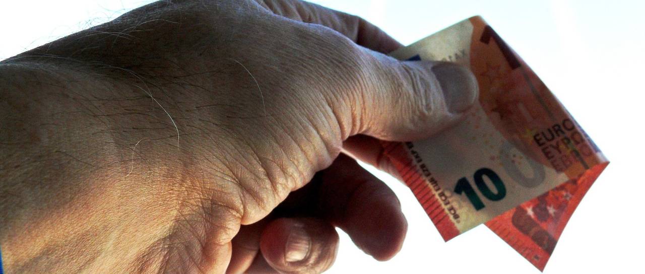 Na račune prihaja socialna pomoč, a vsi je ne bodo dobili isti dan