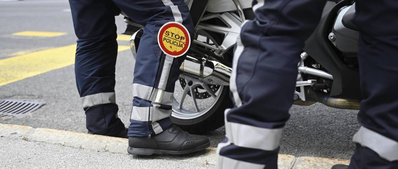 Trčenje dveh avtomobilov v Rakičanu, poškodovani osebi odpeljali v soboško bolnišnico