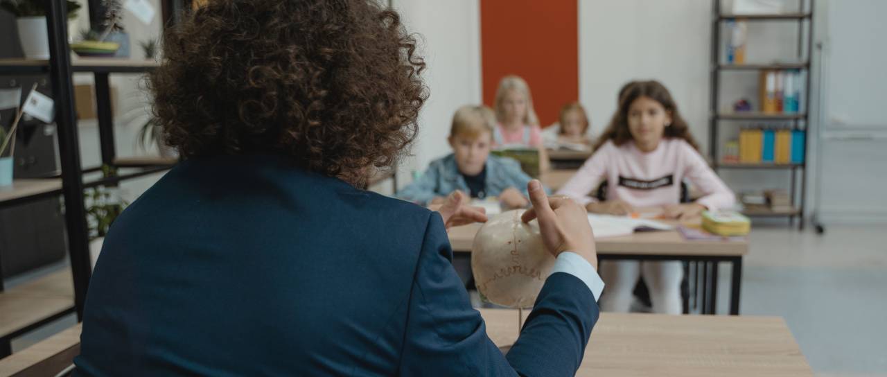 Koliko dopusta imajo učitelji in vzgojitelji? Ministrstvo odgovarja: Med počitnicami niso nujno prosti