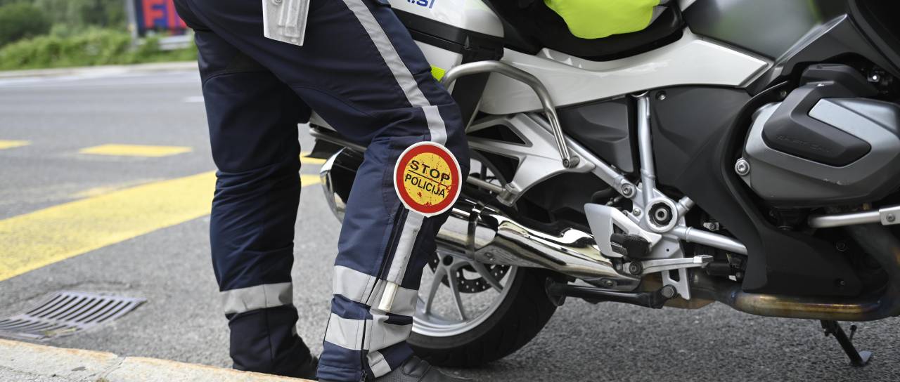 Skozi naselje divjal s 128 kilometri na uro, preizkus pokazal še alkohol