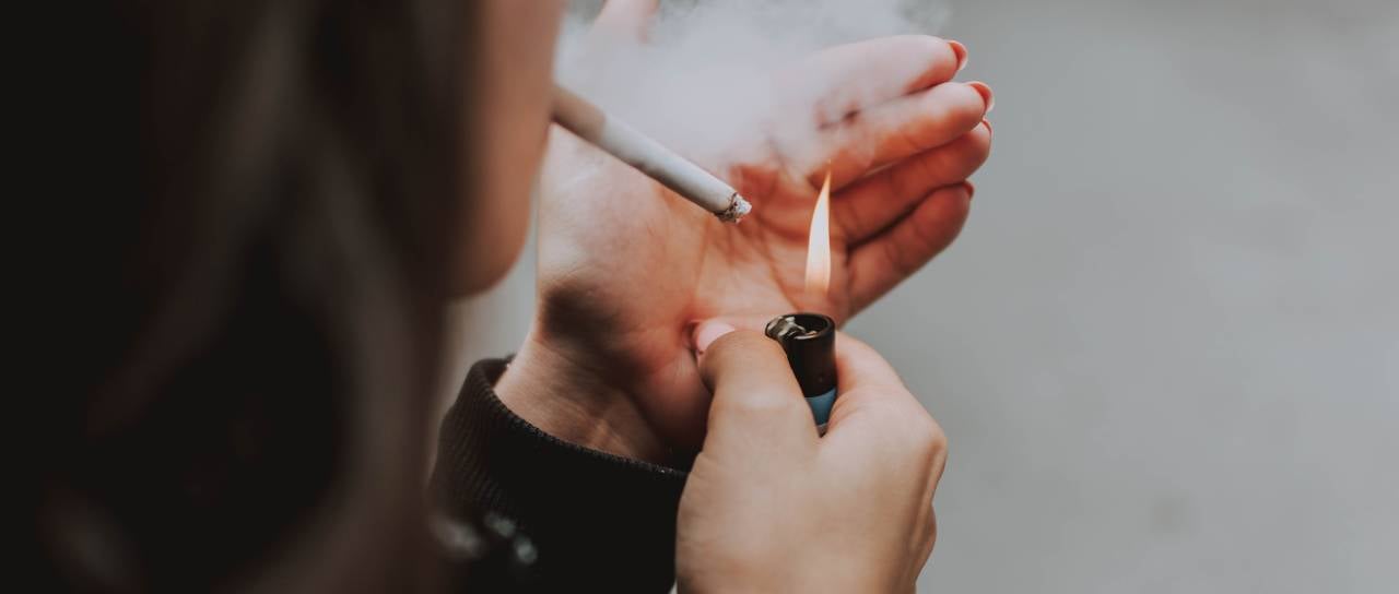 Vas moti sosedov cigaretni dim? Predlagali prepoved kajenja na balkonih