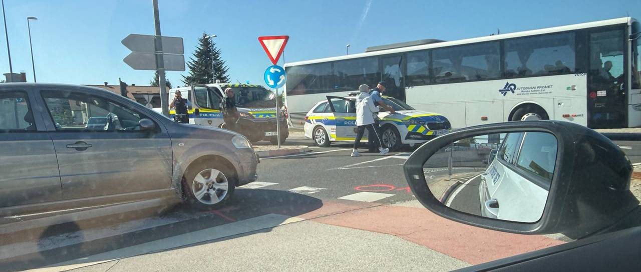Policija in reševalci v krožišču v Murski Soboti, promet oviran