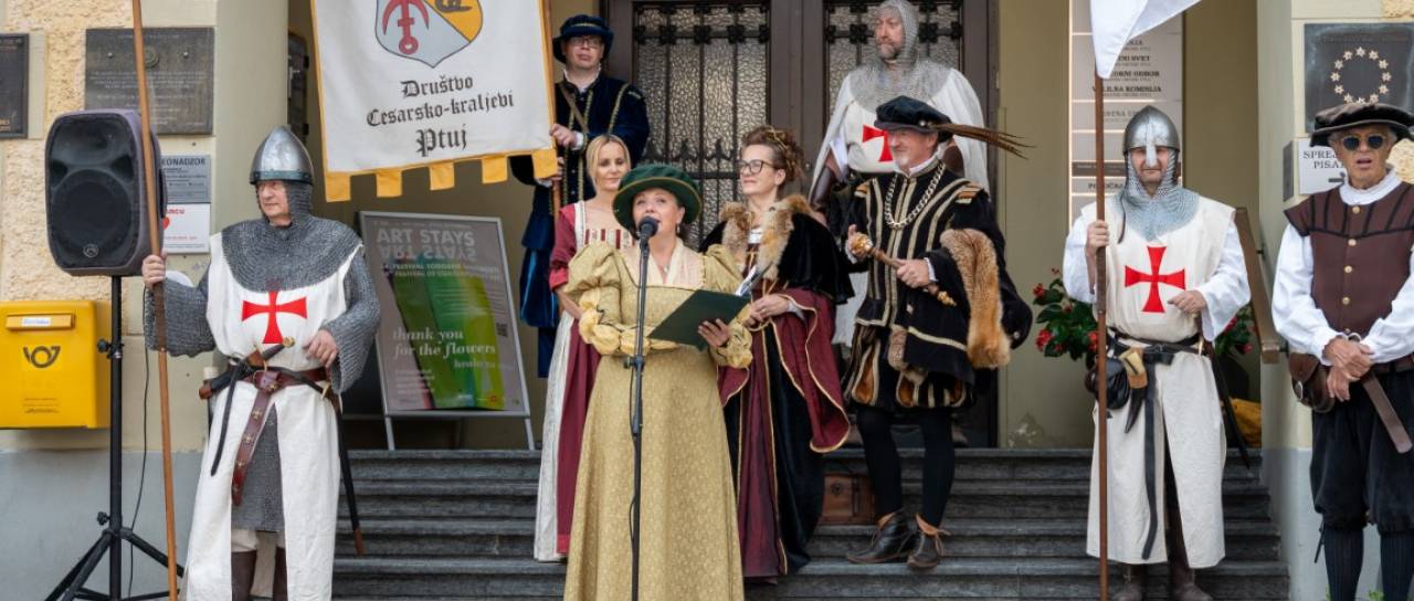 FOTO in VIDEO: Ptuj zavzeli vitezi in grajske dame, po mestnih ulicah znova zavel srednjeveški duh