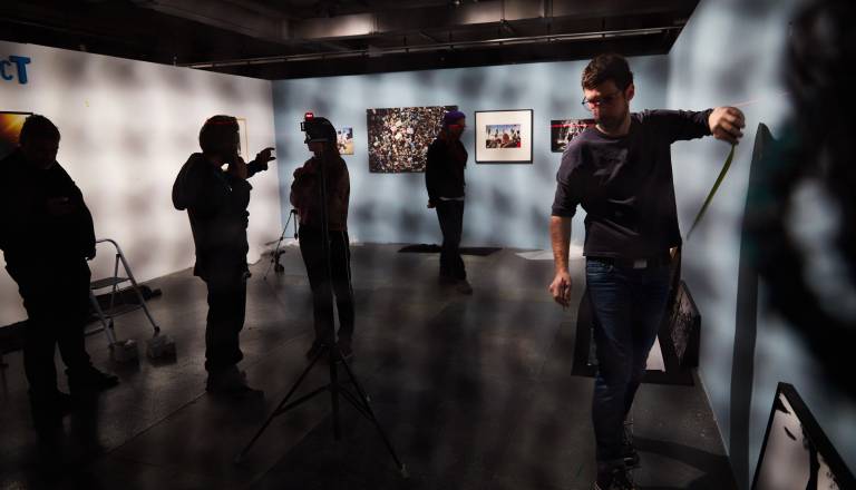 Postavljanje razstave Valovanje: Vizualni dnevnik vode, foto: Metod Blejec