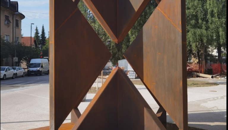 Spomenik Braniteljlem Ljubljane 1990/91 na trgu MDB