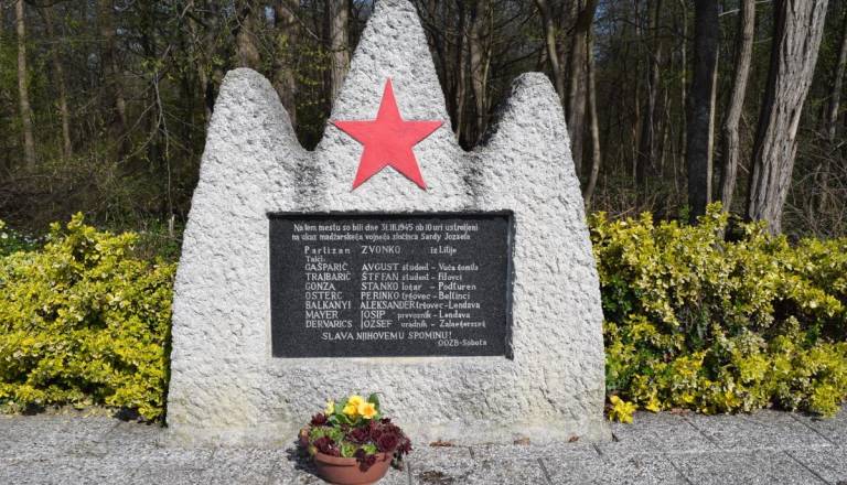 Komemoracija pri spomeniku v Črnskih mejah