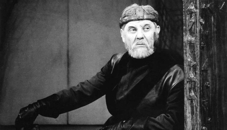 SLOGI in Drama. Kronika uprizarjanja nekega kralja: Learove preobrazbe