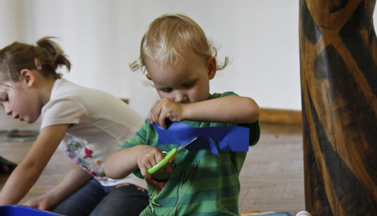 Malčki v galeriji / Vrvež črt