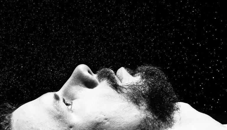 Dobra družba avtorska solo predstava Mihe Bezeljaka