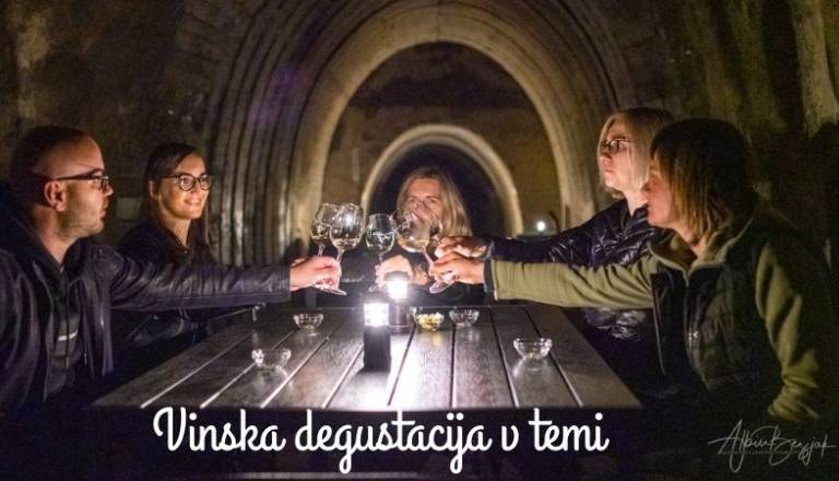 Vinska degustacija v temi - rov pod gradom