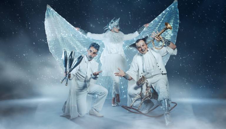 Prižig prazničnih luči v M. Toplicah z Žonglersko skupino Čupakabra s predstavo Svetlobna poezija