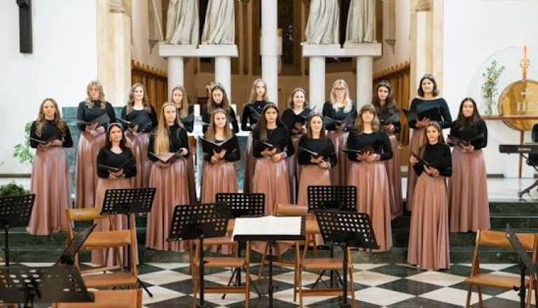 KONCERT SIMFONIČNEGA ORKESTRA IN DEKLIŠKEGA PEVSKEGA ZBORA DOLCEZZA GLASBENE ŠOLE SV. PETRA IN PAVLA NA PTUJU