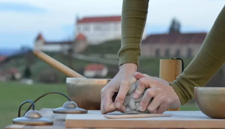Alkimija gline in zvoka – potovanje vase skozi ustvarjanje in vibracijo, delavnica