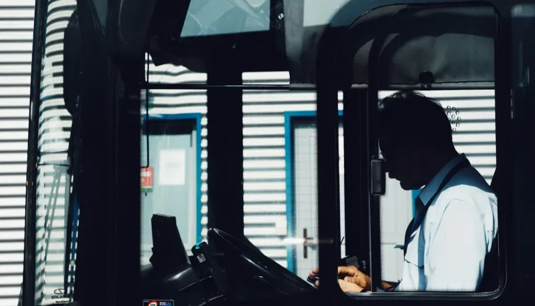 Škandal: Voznik avtobusa želel dijake odpeljati v Prago pod močnim vplivom alkohola