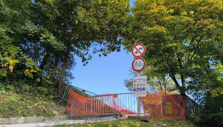 Delavci na Piramidi ogorčeni: Mariborčani nam podirajo ograje in trgajo zaščitne mreže