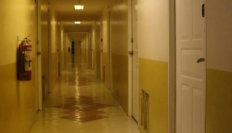 Mariborska upokojenka po goljufiji ostala brez doma, neupravičeno obtoženi zdaj od države zahteva 28 tisočakov