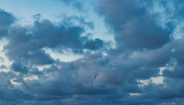 Nevihte in močni sunki vetra, meteorologi izdali oranžno vremensko opozorilo