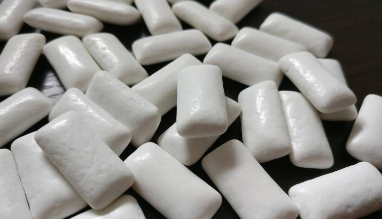 Ste vedeli, da žvečilni gumi ni biorazgradljiv? Snaga Maribor pojasnjuje, kam ga pravilno odvreči