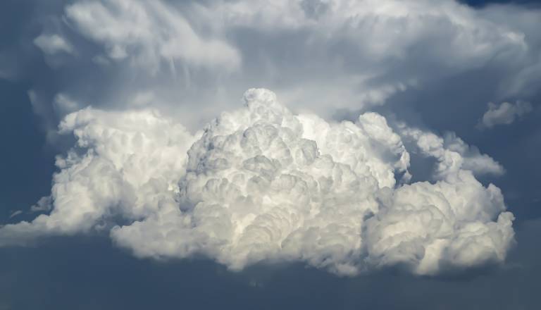 Prihajajo nevihte in močni sunki vetra, izdano vremensko opozorilo