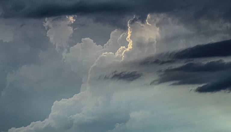 Prihajajo nevihte in močni sunki vetra: Arso izdal oranžno vremensko opozorilo