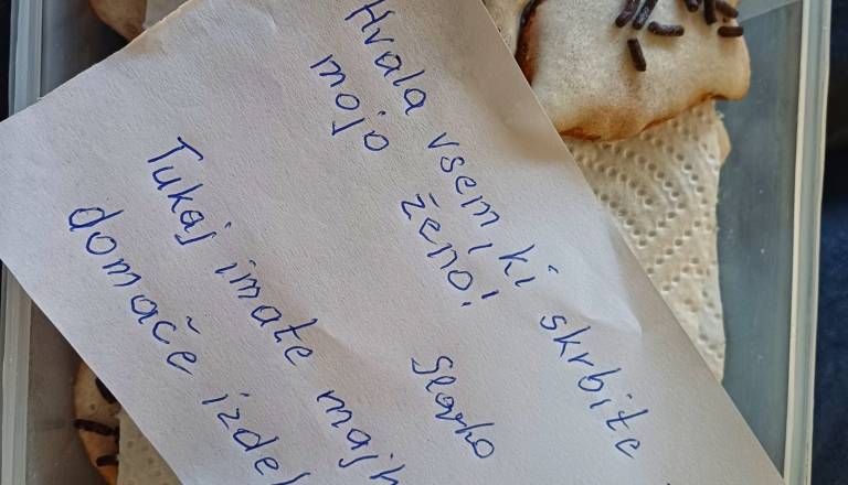 Ganljiva gesta v mariborskem domu: Mož spekel piškote osebju, ki skrbi za njegovo ženo